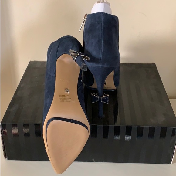 Blue suede bootie with unique design - Picture 5 of 8